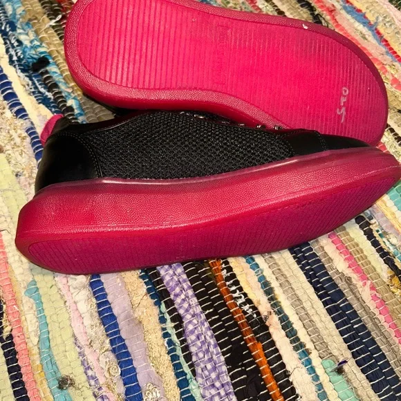 Juicy Couture 🩷🖤Black and Pink Sneakers - Picture 3 of 4
